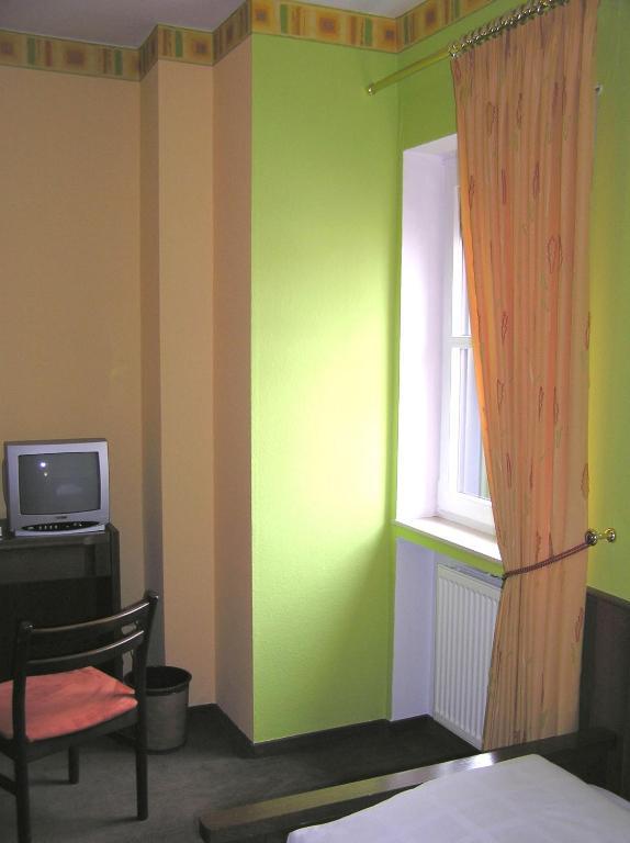 Hotel Pfaffenhof Lich Room photo